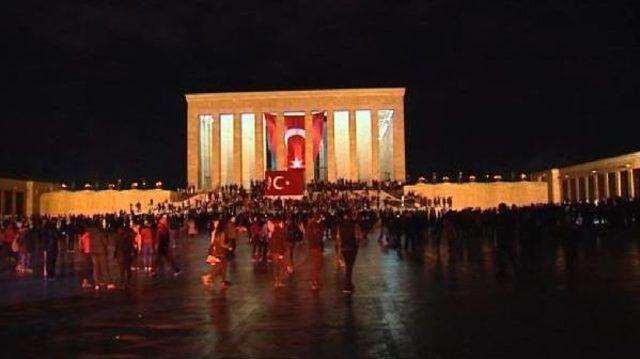 Anıtkabir'e Ziyaretçi Akını Gece Saatlerine Kadar Sürdü