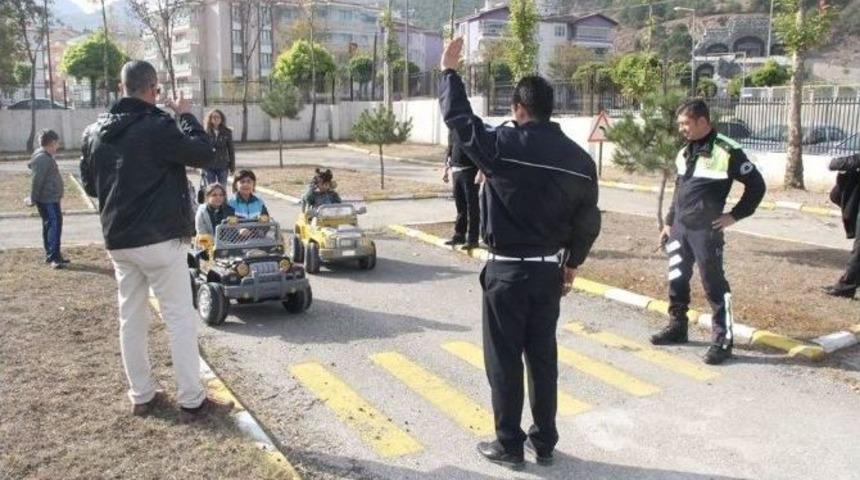 Polisten İşaret Diliyle Trafik Eğitimi
