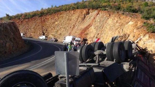 Tır Devrildi, Altında Kalan Sürücü Öldü