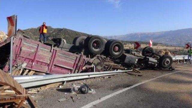 Tır Devrildi, Altında Kalan Sürücü Öldü