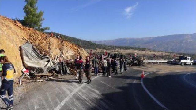 Tır Devrildi, Altında Kalan Sürücü Öldü