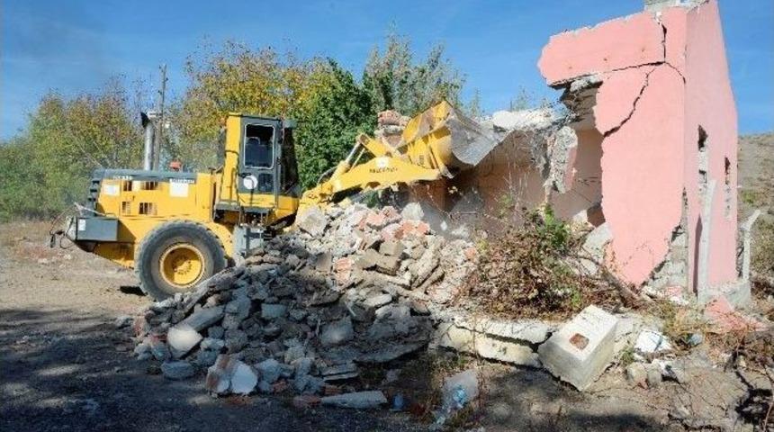 Meram&rsquo;da Ka&ccedil;ak Yapılara G&ouml;z A&ccedil;tırılmıyor