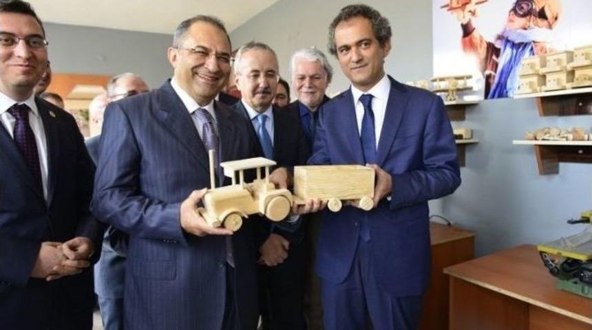 Vali Kaban, Be&uuml; Ahşap K&uuml;lt&uuml;r&uuml;n&uuml; Uygulama Ve Araştırma Merkezi&rsquo;ni Gezdi