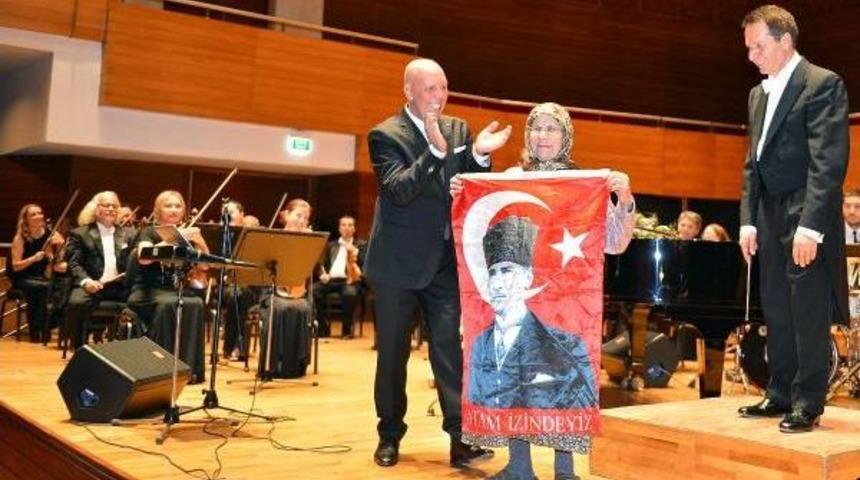 Atat&uuml;rk, &Ouml;zel Konserle Anıldı