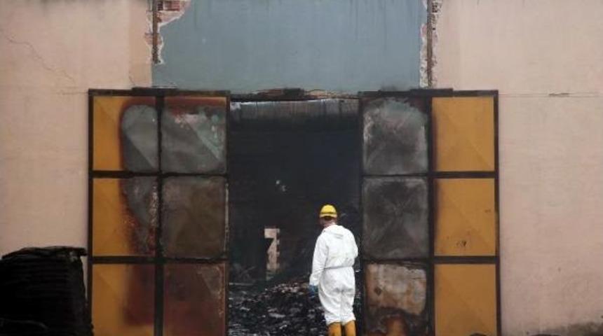 Lastik Fabrikasında &Ccedil;ıkan Yangın Maddi Hasara Neden Oldu (2)