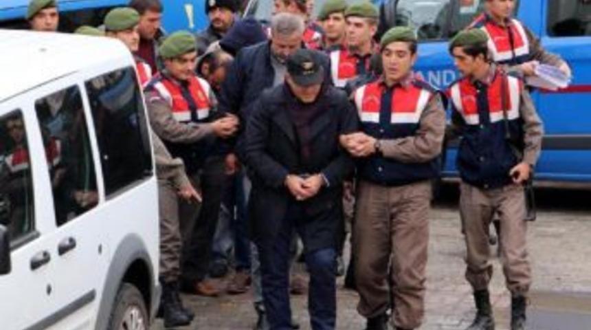 Sit Alanında Iş Makinesiyle Ka&ccedil;ak Kazı Yapan 1'i Polis 13 Kişi Tutuklandı