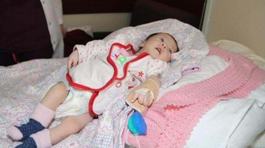 1 Aylık Bebeğin Kalbindeki Deliği Ameliyatsız Y&ouml;ntemle Kapattılar