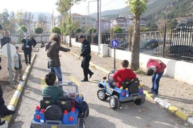 İşitme Engelli Öğrencilere Işaret Diliyle Trafik Eğitimi