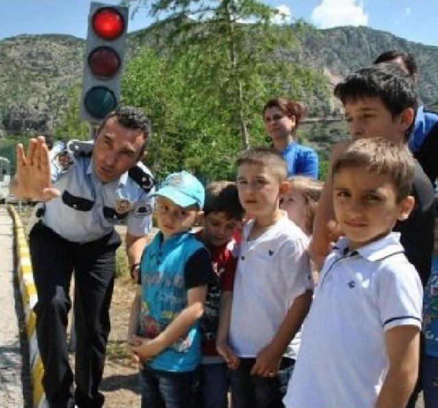 İşitme Engelli Öğrencilere Işaret Diliyle Trafik Eğitimi