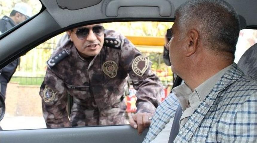 Uygulamaya Katılan Emniyet M&uuml;d&uuml;r&uuml; Metin Alper, Emniyet Kemeri Kullanan S&uuml;r&uuml;c&uuml;lere Teşekk&uuml;r Etti