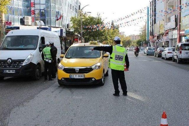 Uygulamaya Katılan Emniyet Müdürü Metin Alper, Emniyet Kemeri Kullanan Sürücülere Teşekkür Etti