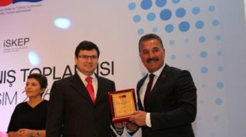 İskep Projesini Y&uuml;r&uuml;ten Başkan Tuna Ve Ekibine Plaket