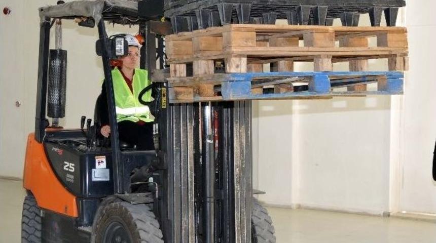 Bayan Forklift&ccedil;iler İş Başı Yaptı