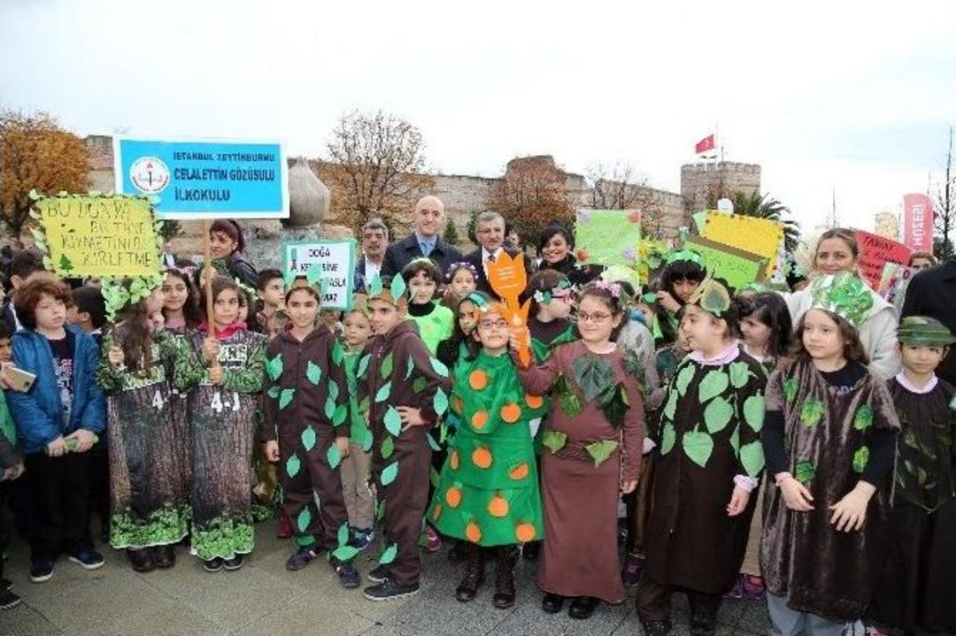 Minik Eller, Mevsimin İlk Lalelerini Dikti