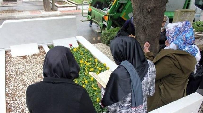 Kemal Sunal&rsquo;ı Doğum G&uuml;n&uuml;nde Sevenleri Unutmadı