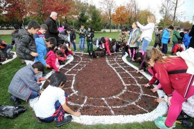 Sezonun Ilk Lalelerini Ilkokul &Ouml;ğrencileri Dikti 2
