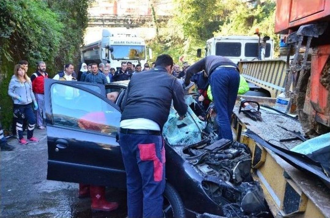 Otomobil İş Makinesi Y&uuml;kl&uuml; Tır&rsquo;ın Altına Girdi: 1 Yaralı