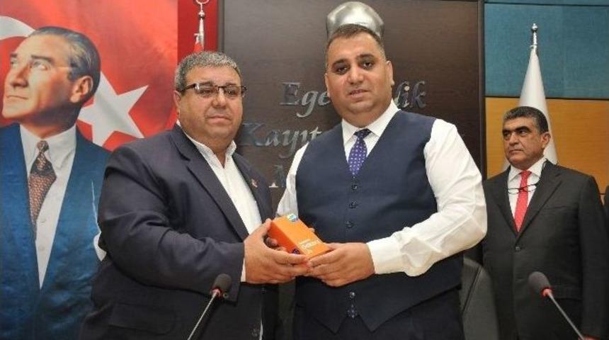 Başkan Can Muhtarlara Telefon Dağıttı