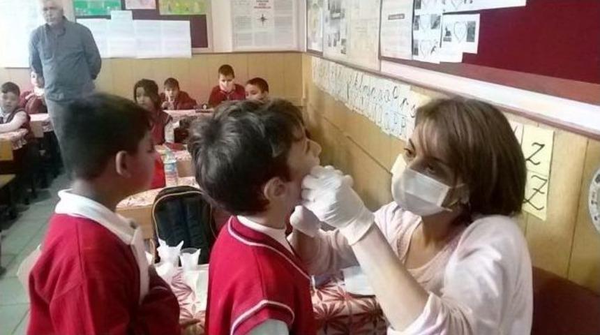 &Ouml;ğrencilere Flor Vernik Uygulaması