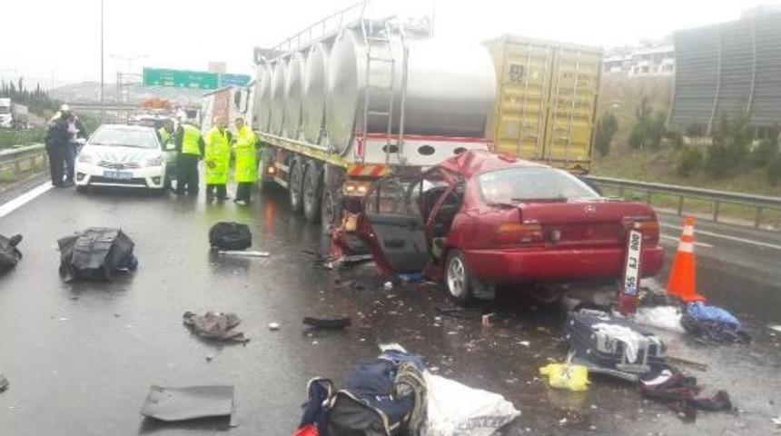 S&uuml;t Taşıyan Tır&rsquo;A &Ccedil;arpan Otomobildeki 3 Kişi &Ouml;ld&uuml;