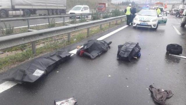 Süt Taşıyan Tır’A Çarpan Otomobildeki 3 Kişi Öldü