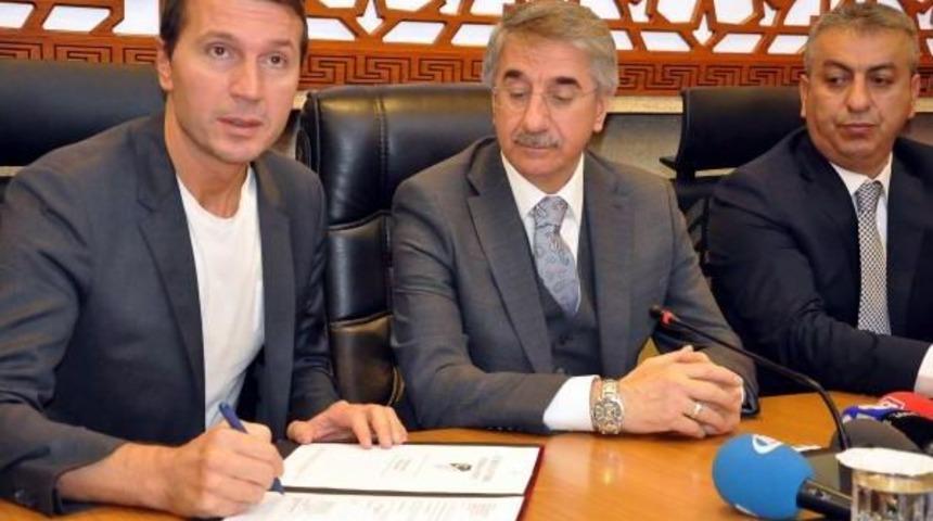 Elazığspor&rsquo;Da Bayram Bektaş'la 1.5 Yıllık S&ouml;zleşme Imzladı