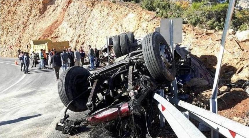 Karaman&rsquo;da Devrilen Kamyonun S&uuml;r&uuml;c&uuml;s&uuml; Hayatını Kaybetti