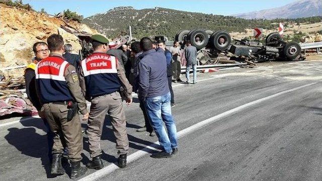 Karaman’da Devrilen Kamyonun Sürücüsü Hayatını Kaybetti