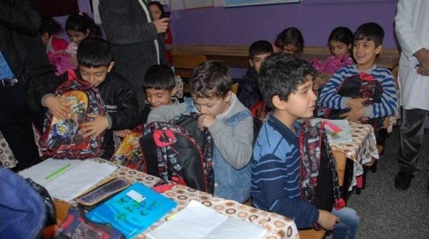 T&uuml;rk Kızılayı&rsquo;ndan Dezavantajlı Bin &Ouml;ğrenciye Kırtasiye Yardımı