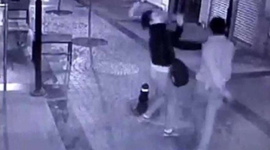 Sokak Ortasında Kız Arkadaşa Şiddet Kamerada