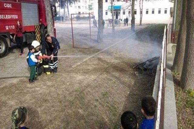 Anaokulu Öğrencilerinden Deprem Ve Yangın Tatbikatı