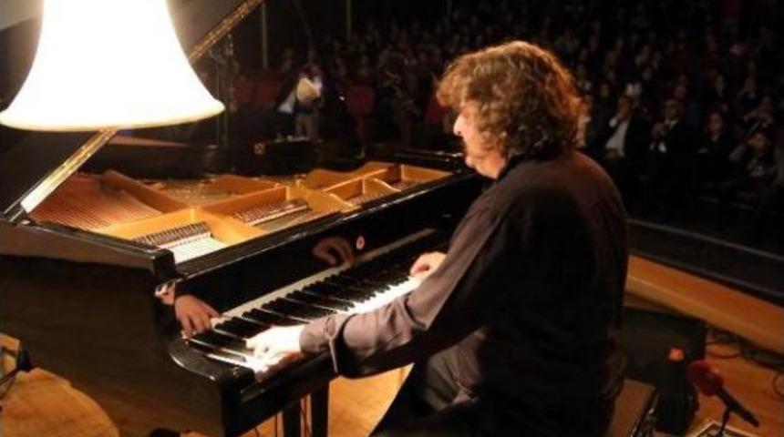 Tuluyhan Uğurlu&rsquo;Dan Atat&uuml;rk Konseri