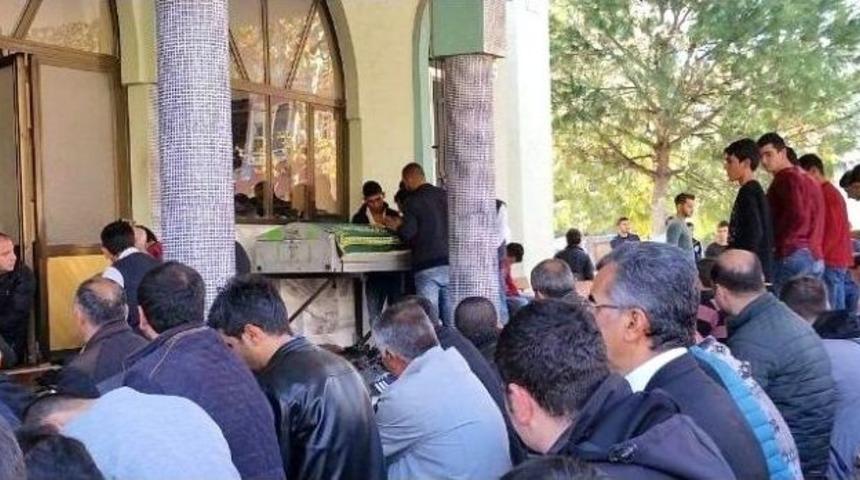 Kazada &Ouml;len Muavin G&ouml;zyaşları İ&ccedil;inde Toprağa Verildi