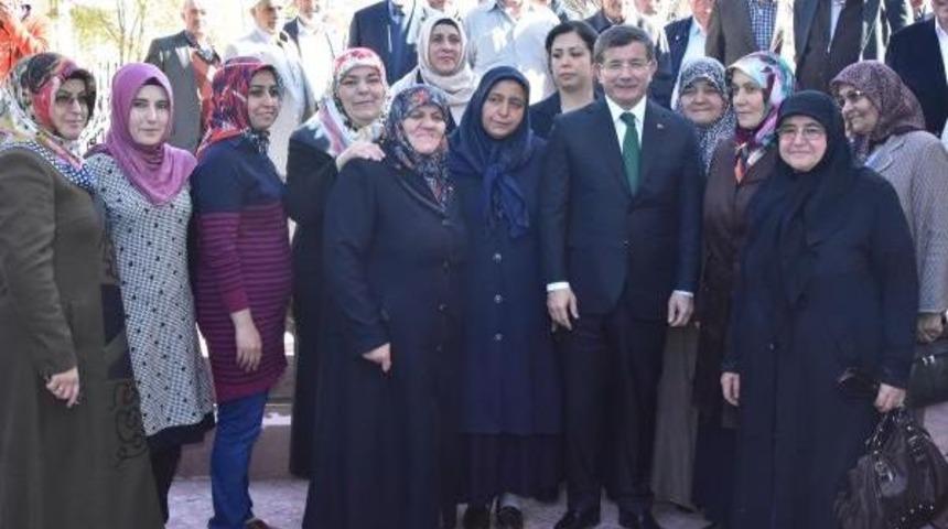 Davutoğlu, Şehit Ailelerini Ziyaret Etti