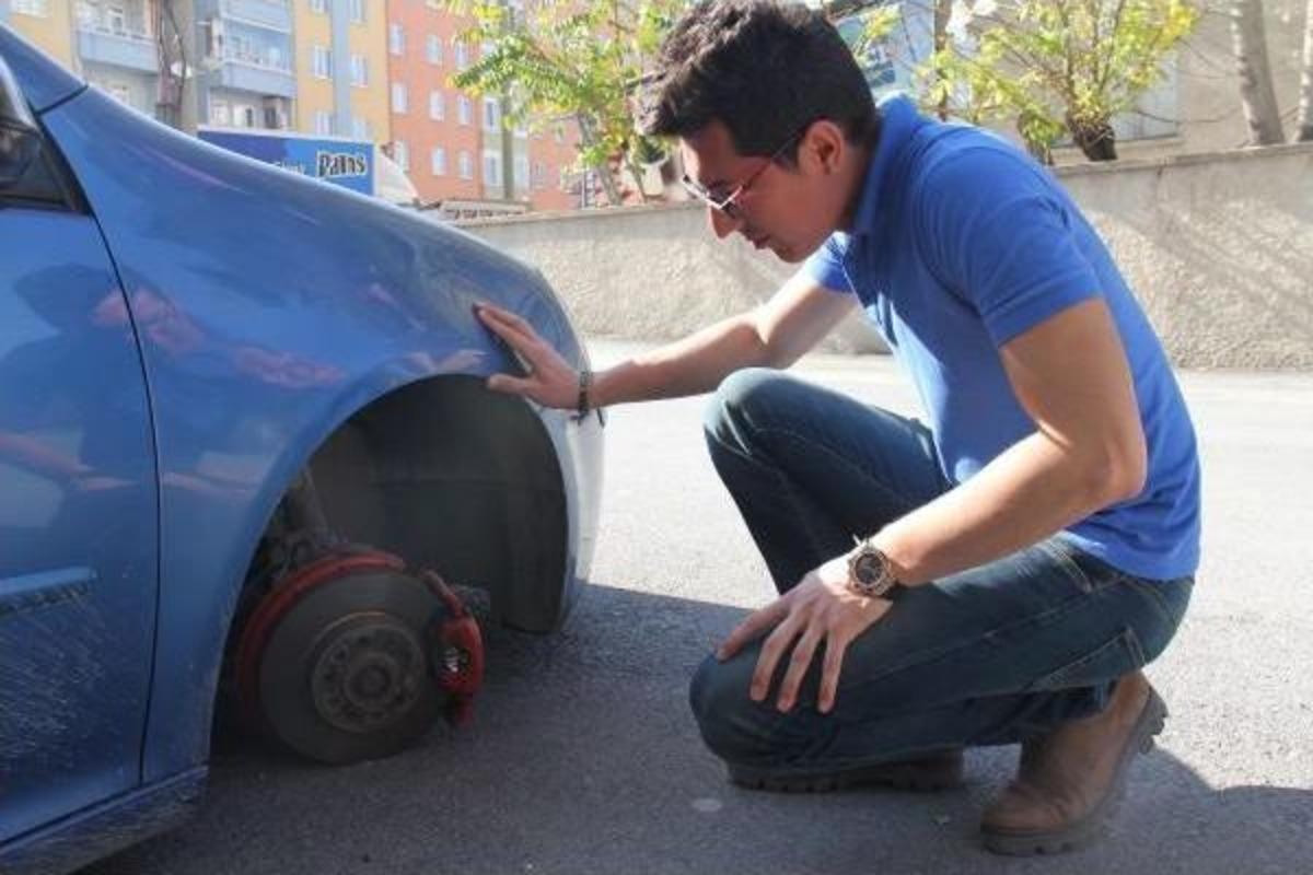 Park Halindeki Otomobilin Lastikleri &Ccedil;alınmak Istendi
