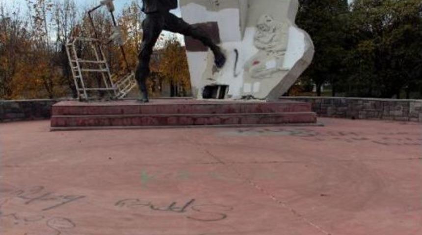 12 Kasım Deprem Anıtı'ndaki Tahribat Tepki &Ccedil;ekti