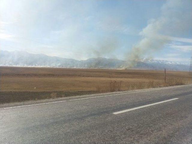 Yüksekova’da Anız Yangını