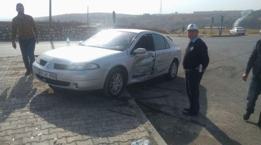 Adıyaman&rsquo;da 2 Otomobil &Ccedil;arpıştı
