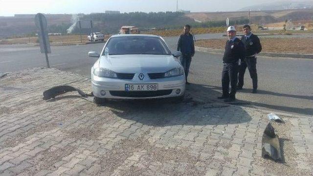 Adıyaman&rsquo;da 2 Otomobil &Ccedil;arpıştı 1