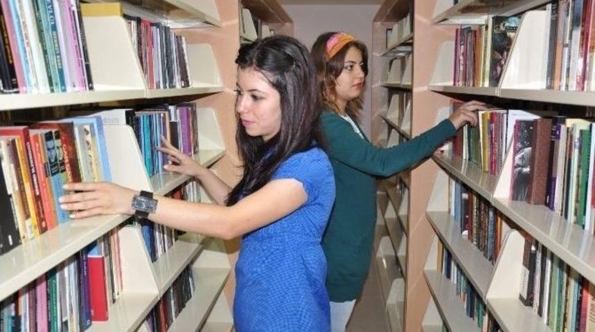 K&uuml;t&uuml;phanedeki Kitaplar Okuyucularını Bekliyor