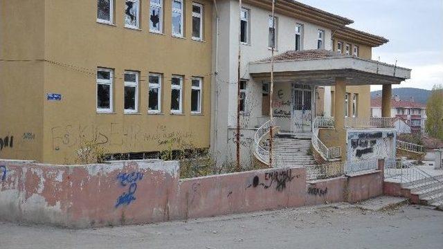 Eski Kütüphane Binası Alkolik Ve Madde Bağımlılarının Mekanı Oldu