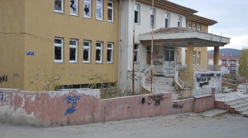 Eski K&uuml;t&uuml;phane Binası Alkolik Ve Madde Bağımlılarının Mekanı Oldu