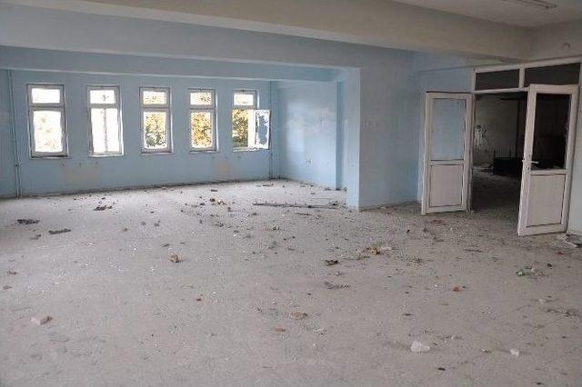 Eski Kütüphane Binası Alkolik Ve Madde Bağımlılarının Mekanı Oldu 1