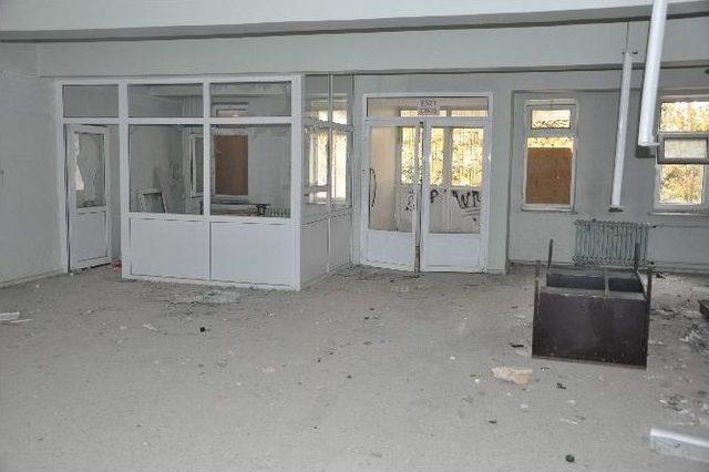 Eski Kütüphane Binası Alkolik Ve Madde Bağımlılarının Mekanı Oldu 2