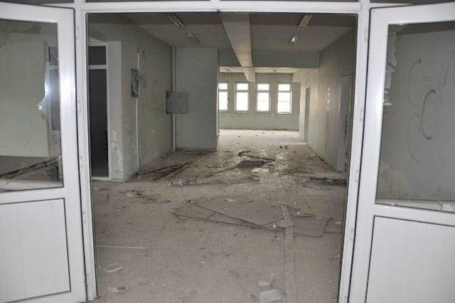 Eski Kütüphane Binası Alkolik Ve Madde Bağımlılarının Mekanı Oldu 3