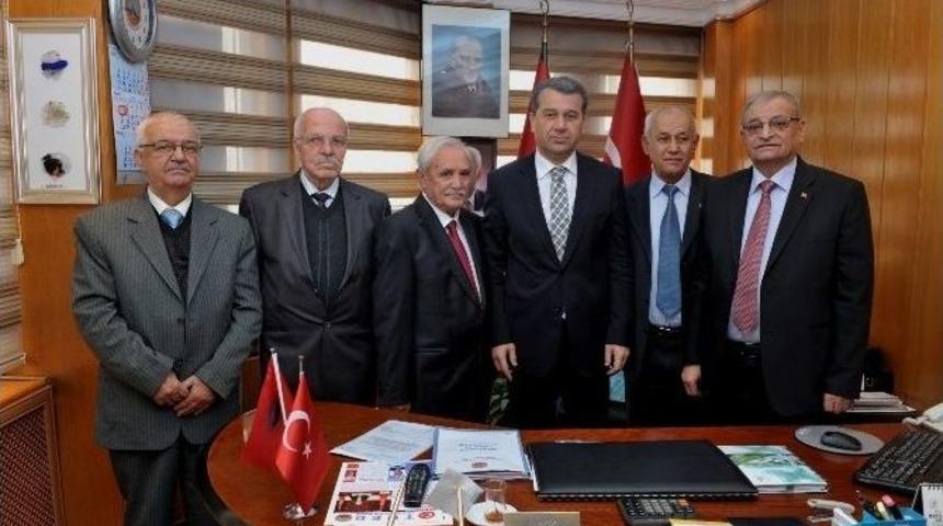 Vali Çelik, Türkiye Emekliler Derneği Eskişehir Şubesi’ni Ziyaret Etti