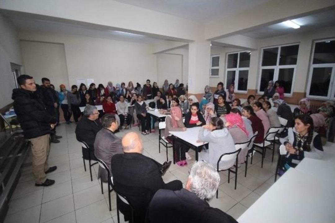 Vali Işın &Ouml;ğrencilerle Yemek Yedi