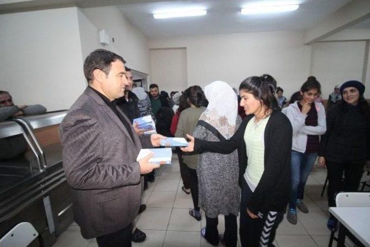 Vali Işın Öğrencilerle Yemek Yedi G2