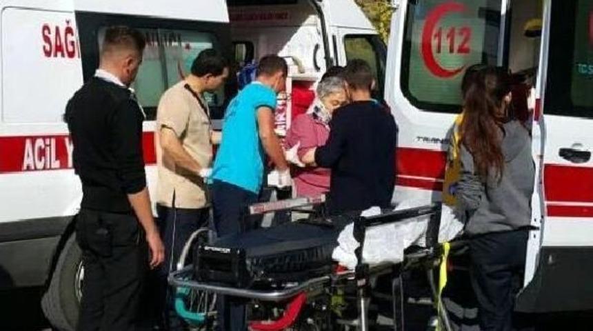 Tire'de Minib&uuml;sle Otomobil &Ccedil;arpıştı: 8 Yaralı