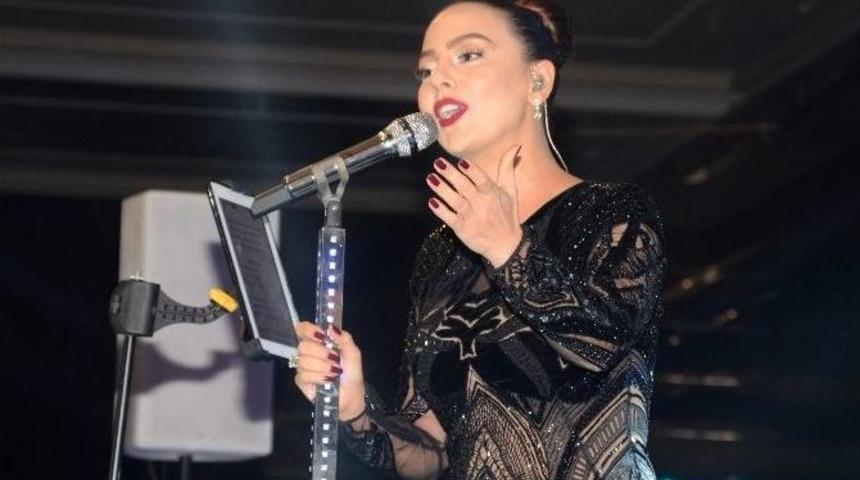 Ebru G&uuml;ndeş İzmir&rsquo;e Geliyor